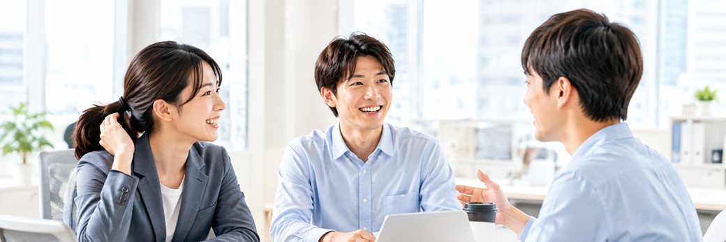 打ち合わせをする社員