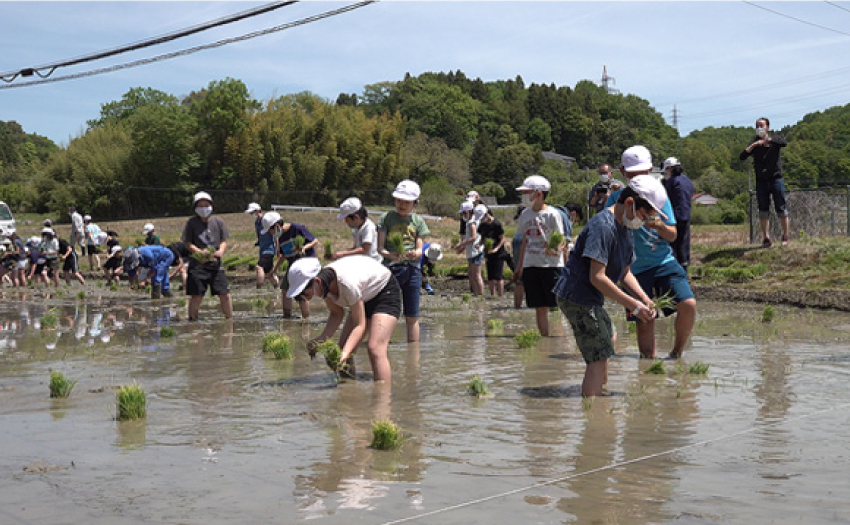西田学園のこどもたちと田植え