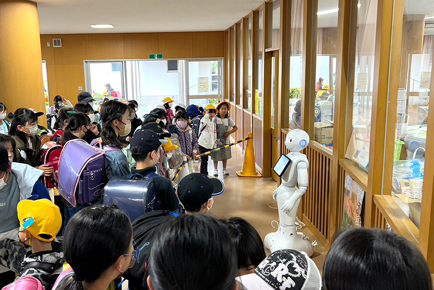 郡山市立富田小学校、3台目のPepperロボットが新たに入校