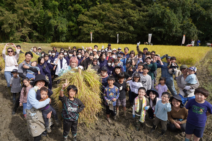 手越村３年目の稲刈りは、たくさんの子どもたちや外国人の方々と